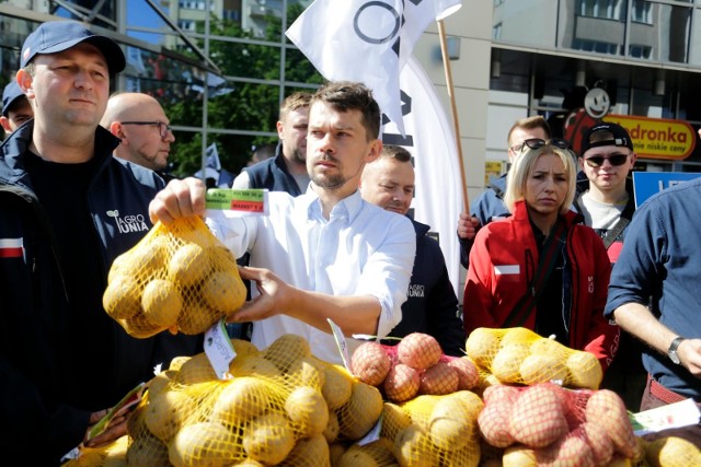 Przedstawiciele Agrounii 20 maja rozdawali ziemniaki w Warszawie, teraz rolnicy z płodami rolnymi pojawią się w Toruniu.