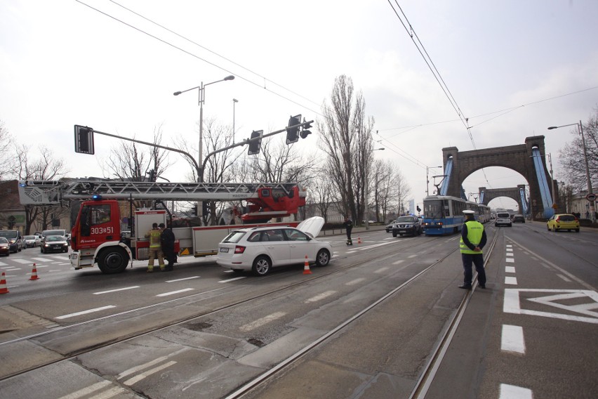 Na moście Grunwaldzkim zderzyły się (29 marca) samochód...