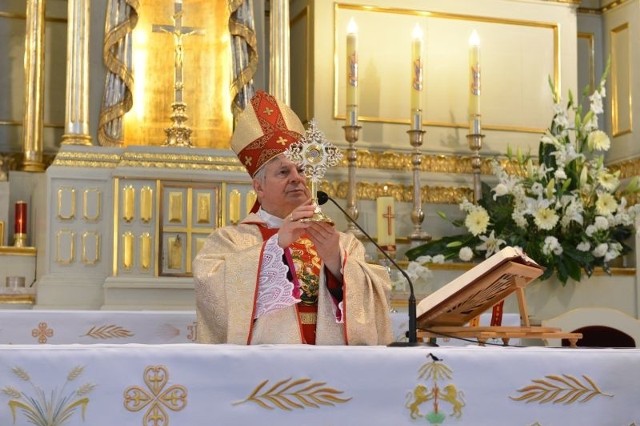 Relikwie świętego Jana Pawła II zostały wprowadzone do sanktuarium w Starej Błotnicy w ostatni poniedziałek. Mszę koncelebrował biskup radomski Henryk Tomasik.