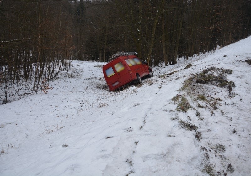 W Woli Komborskiej ford uderzył w drzewo. Trzy osoby trafiły...