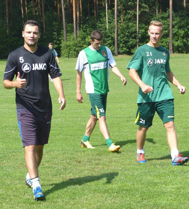 Piłkarze Stali Stalowa Wola (od lewej Przemysław Żmuda, Dawid Kałat, Michał Bogacz) przed rozpoczęciem nowego sezonu w drugiej lidze będą jeszcze trenować na zgrupowaniu w Ulanowie.