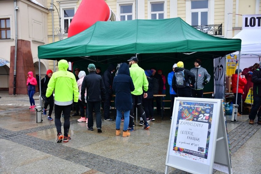 WOŚP 2019 w Kielcach. Bieg i morsowanie na Rynku (WIDEO, DUŻO ZDJĘĆ) 