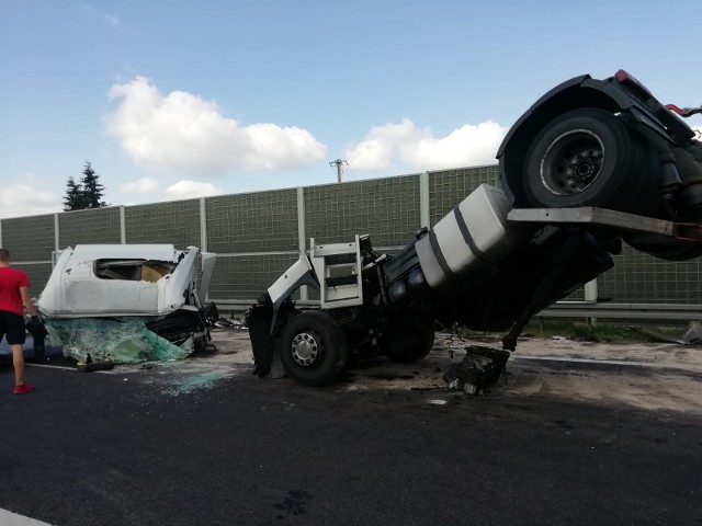 W wyniku nocnego wypadku zderzyły się cztery ciężarówki i jedna osobówka. Dwie osoby zostały ranne i przewiezione do szpitali w Radomiu i Grójcu na obserwacje.