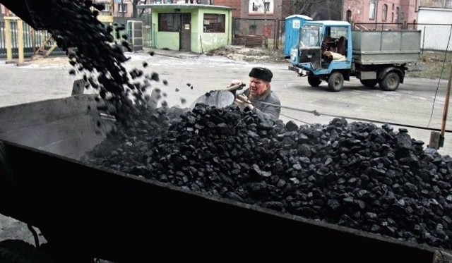 Sklep PGG sprzedaje coraz więcej węgla, ale w woj. śląskim mieszkańcy i tak mają obawy o jego zakup.