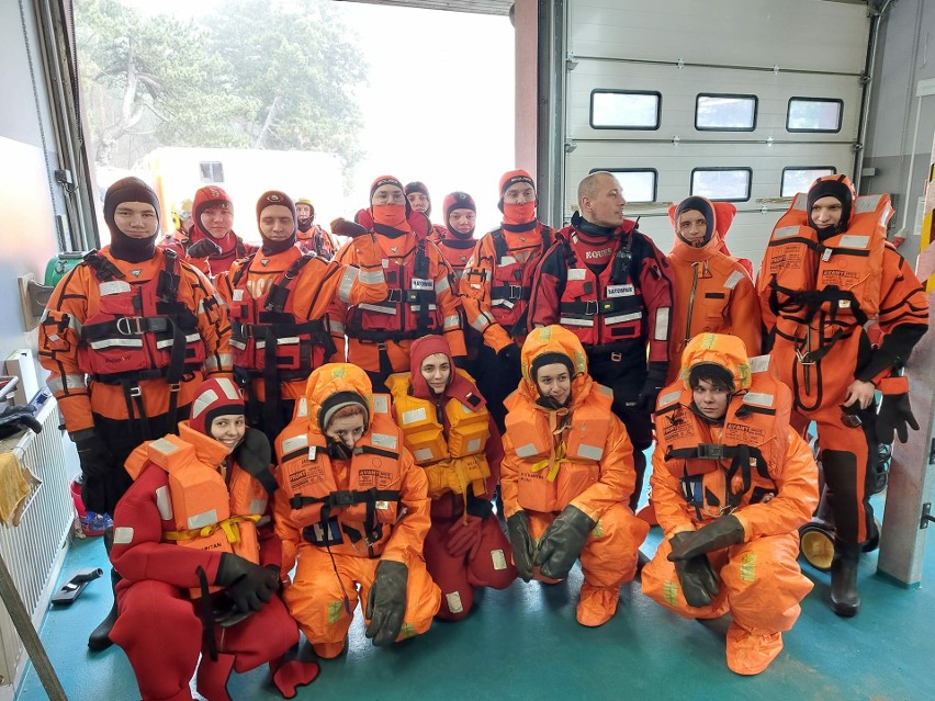 Na morzu trenują ratownicy SAR razem z kandydatami na...