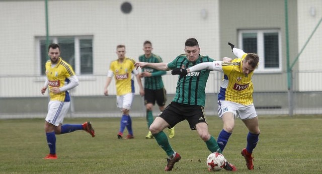 Kadr z meczu Stal Stalowa Wola - Olimpia Elbląg z kwietnia 2018 roku. Olimpia wygrała wtedy 1:0.