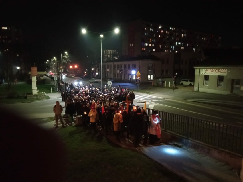 Odbyła się I Parafialna Nocna Droga Krzyżowa z Bazyliki Katedralnej w Kielcach na Karczówkę. W Wielki Wtorek Droga Krzyżowa ulicami Kielc 