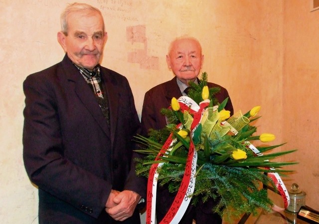 Od lewej: Stanisław Skoczeń z Podegrodzia i Józef Błaszczyk z Olszany: – Składamy kwiaty w hołdzie żołnierzom powojennego podziemia na Sądecczyźnie, których nie złamały nawet przesłuchania UB