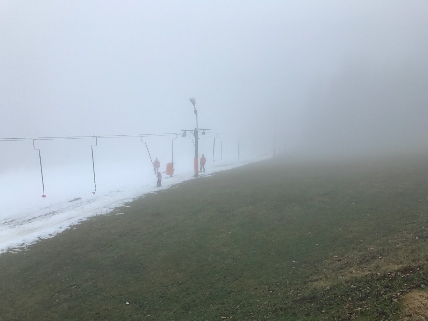 Sezon narciarski w Beskidach 2018/2019 rozpoczęty. Na Białym Krzyżu już jeżdżą na nartach ZDJĘCIA