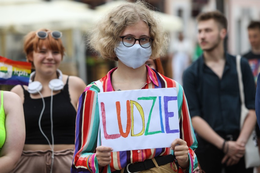 Protest w obronie środowisk LGBT na rzeszowskim rynku [ZDJĘCIA]