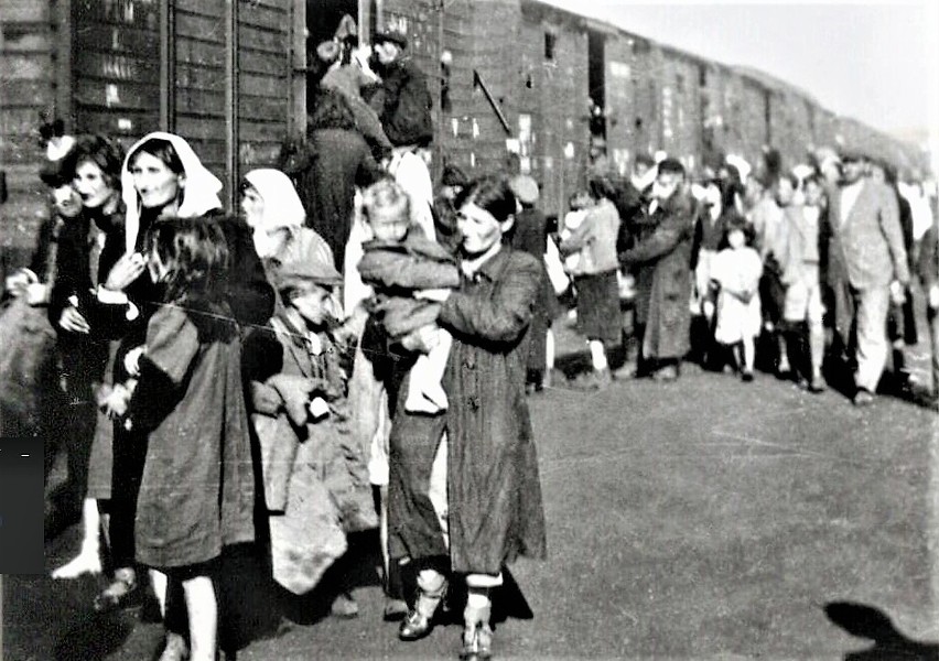 Żydzi z siedleckiego getta wsiadający do pociągu do obozu...