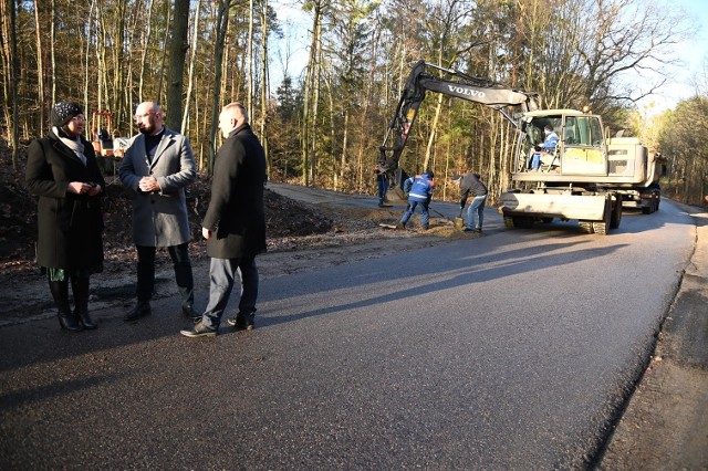 Ostatnie prace na drodze powiatowej na odcinku od Darnowa do granicy powiatu.