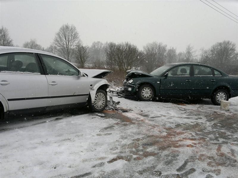 Sześć osób poszkodowanych w zderzeniu dwóch volkswagenów...