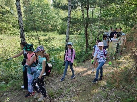 Akcja sprzątania lasu w Nadleśnictwie Przysucha. Zaangażowały się również dzieci ze szkoły podstawowej