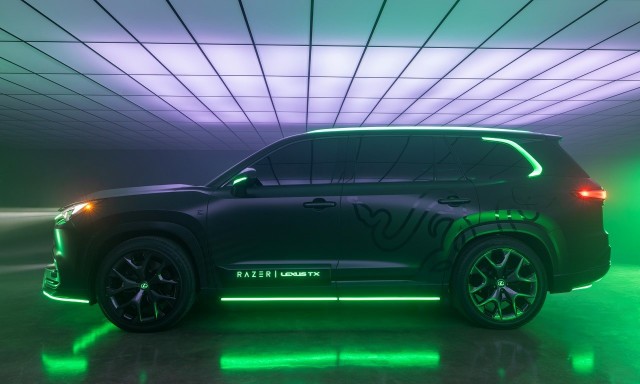 Razer Lexus TX jest autem prototypowym i nie jest przystosowany do poruszania się po drogach publicznych.