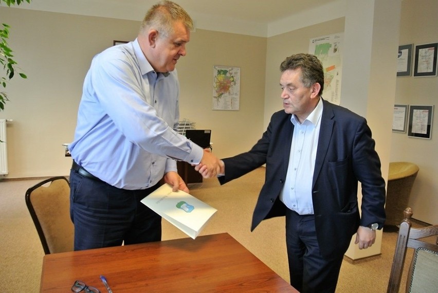 Burmistrz miasta Jarosław Siekierko, podpisał dwie umowy na...