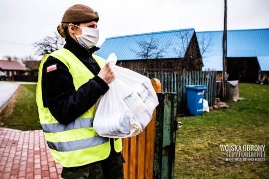 Żołnierze WOT wspierają Caritas w dystrybucji żywności