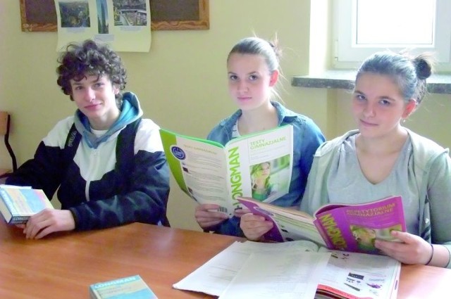 Kacper (z lewej), Klaudia i Danuta już myślą o szkole ponadgimnazjalnej i kwietniowym egzaminie. Radzą, by wybór szkoły dokładnie przemyśleć, a do testu systematycznie się uczyć.