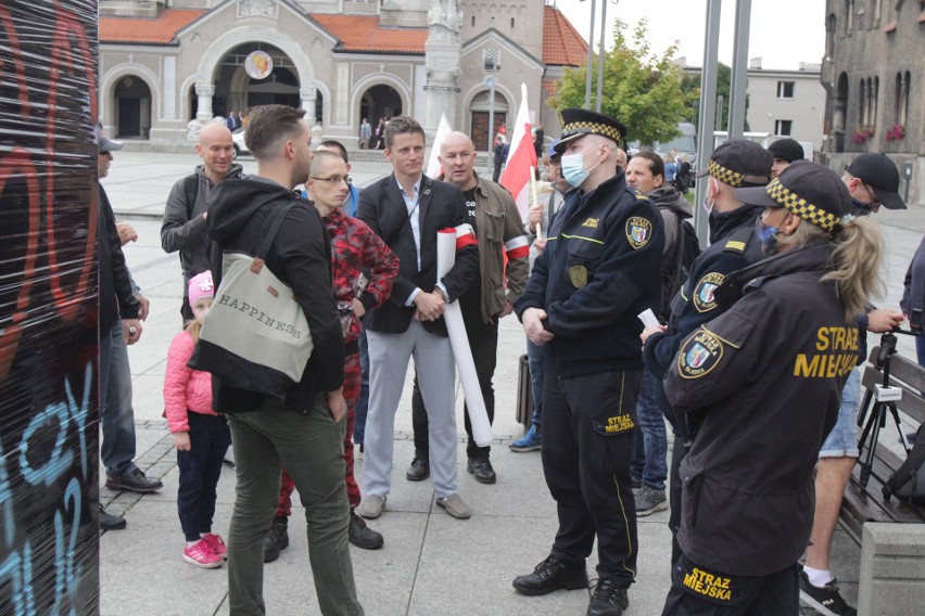 Antycovidowcy manifestowali w Rudzie Śląskiej, 26 września...