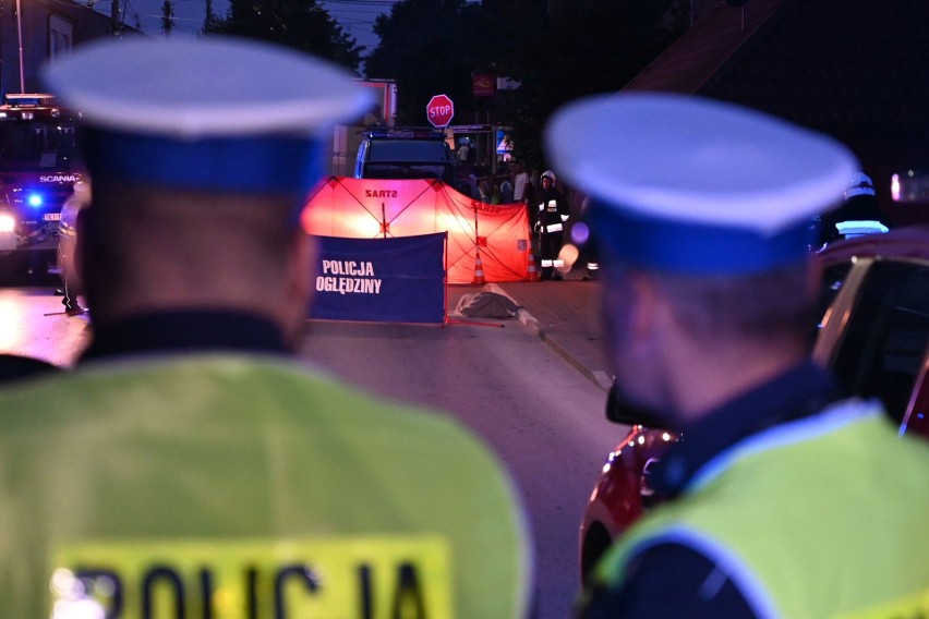 Tragiczny wypadek w Daleszycach. Samochód śmiertelnie potrącił kobietę i 4-letnią dziewczynkę [ZDJĘCIA]