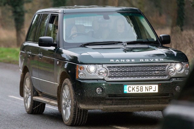 Królowa kochała prowadzić swojego Range Rovera. W wielu podróżach wyręczał ją jednak kierowca.