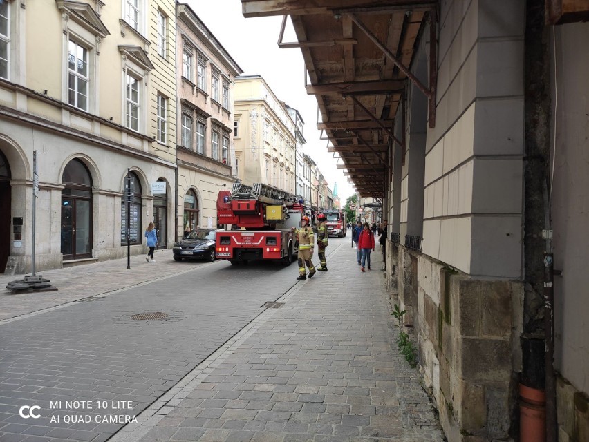 Kraków. Duża akcja straży pożarnej w centrum miasta. Z dachu unosił się dym