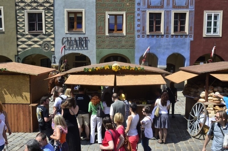 Muzyką, tańcem, ale też rykiem silników starych samochodów...