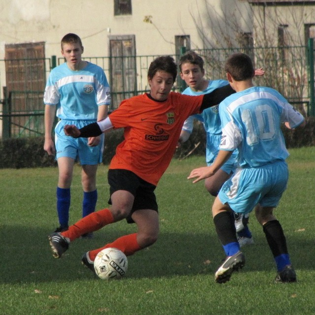 Paweł Wiśniewski (w pomarańczowej koszulce), jak na kapitana przystało, wziął sprawy w swoje ręce i strzelił gola na wagę mistrzostwa jesieni