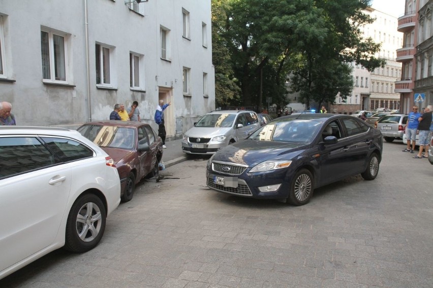 Kobieta bez prawa jazdy staranowała trzy samochody