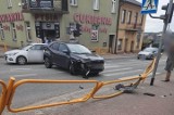 Wypadek na Rynku w Kalwarii Zebrzydowskiej. Samochód osobowy uderzył w barierki. Jedna osoba poszkodowana