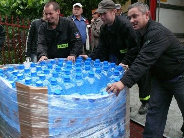 W piątek krasocińscy strażacy dostarczyli mieszkańcom Czostkowa i okolicznych wsi 5000 litrów wody spożywczej w butelkach. 