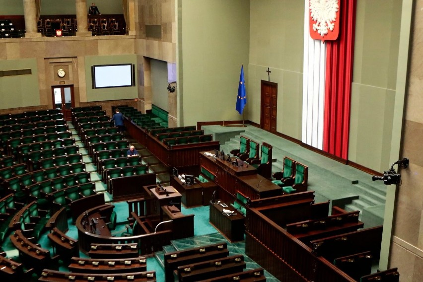 Sejm zaczyna prace: Pierwsze posiedzenie IX kadencji. Na Wiejskiej nowe otwarcie, walka o Senat wciąż trwa