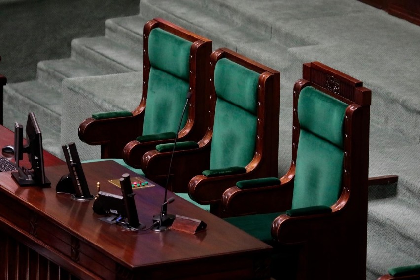 Sejm zaczyna prace: Pierwsze posiedzenie IX kadencji. Na Wiejskiej nowe otwarcie, walka o Senat wciąż trwa