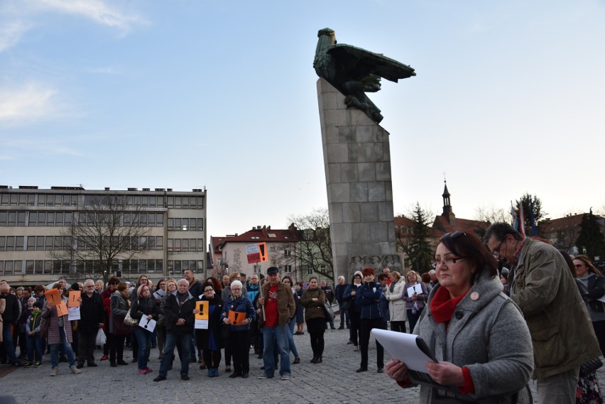 Chrzanów. Dziesiątki nauczycieli protestowało na Placu 1000-lecia [ZDJĘCIA]