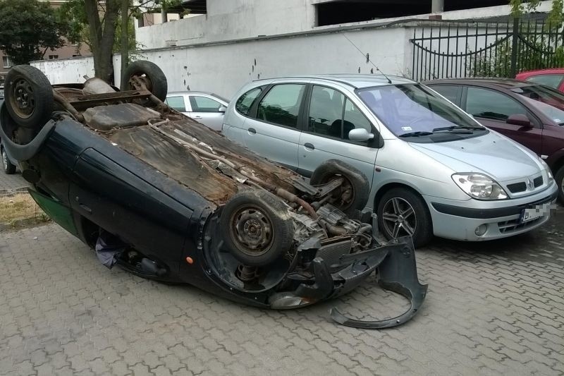 Porzucony wrak ktoś podczas weekendu przewrócił na dach