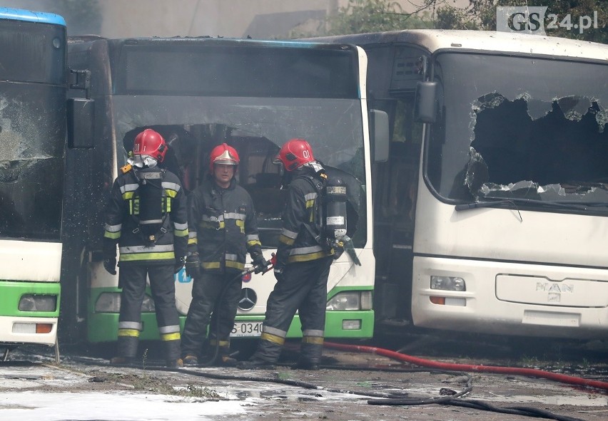 Pożar w bazie PKS w Szczecinie. Trzy autobusy spłonęły doszczętnie [ZDJĘCIA, WIDEO] 