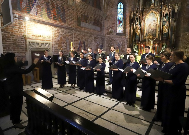 Finałowy koncert XXIV Międzynarodowego Festiwalu Muzyki Dawnej im. Mikołaja z Radomia zatytułowany "W hołdzie Janowi Pawłowi Wielkiemu". Wystąpili: Chór Akademicki Uniwersytetu Technologiczno-Humanistycznego w Radomiu pod dyrekcją Agnieszki Kobierskiej oraz Mariusz Pyrka z recytacją Tryptyku Rzymskiego Jana Pawła II. CZYTAJ Zakończył się XXIV Międzynarodowy Festiwal Muzyki Dawnej imienia Mikołaja z Radomia