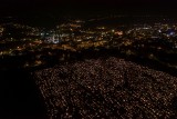 Cmentarz w Opatowie nocą. Tysiące zniczy rozświetliło groby. Zobacz niesamowite zdjęcia z drona