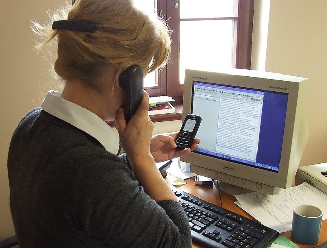 Siedząc w pracy za biurkiem - czy to  urzędzie, czy prywatnej firmie zdarza się odruchowo złapać za telefon i wykonać prywatną rozmowę. Jeśli zdarzy się to przypadkiem - nic nie szkodzi. Gorzej gdy jest to nagminne zachowanie.