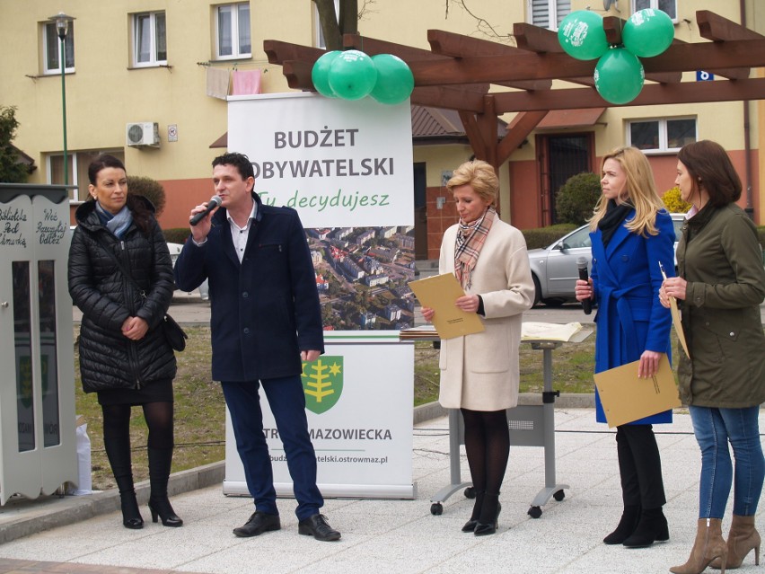 Biblioteka pod chmurką w Ostrowi Mazowieckiej w ramach budżetu obywatelskiego