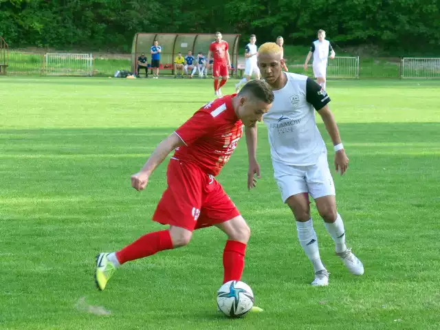 Orzeł Przeworsk (czerwone stroje) przegrał z Arłamów Ustrzyki Dolne.