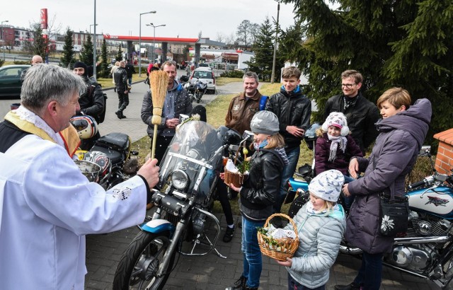 Tradycyjnie już, w Wielką Sobotę w Parafii Św. Antoniego z Padwy przy ul. Głuchej 15 w Bydgoszczy odbyła się święconka miłośników jazdy na motocyklach. Wielu motocyklistom towarzyszyły rodziny.