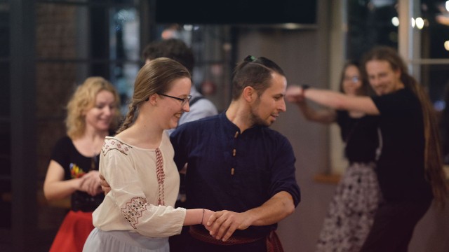 Pierwsza potańcówki balfolkowa w Bydgoszczy odbyła się jesienią 2021 r. w gościnnych progach Bierhalle Restauracje. A już w piątek, 22 maja, tańce z warsztatami na świeżym powietrzu - na placu Teatralnym w godz. 18-21, udział bezpłatny