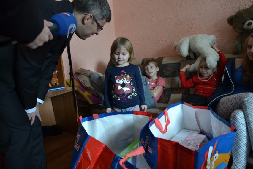 Wojewoda śląski odwiedził wielodzietną rodzinę i rozdał prezenty [ZDJĘCIA]