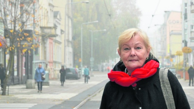 - Jedyne, czego potrzebuje „moja” ul. Chrobrego, to nowa nawierzchnia i drzewa, które dałyby cień w upalne lato - apelujeKrystyna Zwolska do tych, którzy chcą ożywiać jej ulicę