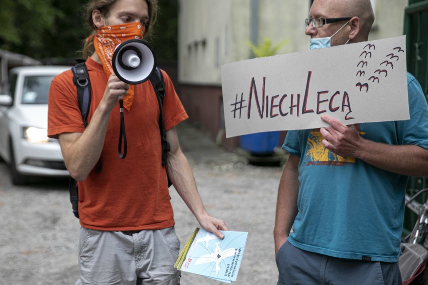 Protest pod siedzibą Związku Łowieckiego. "Stop polowaniom na ptaki, niech lecą!"