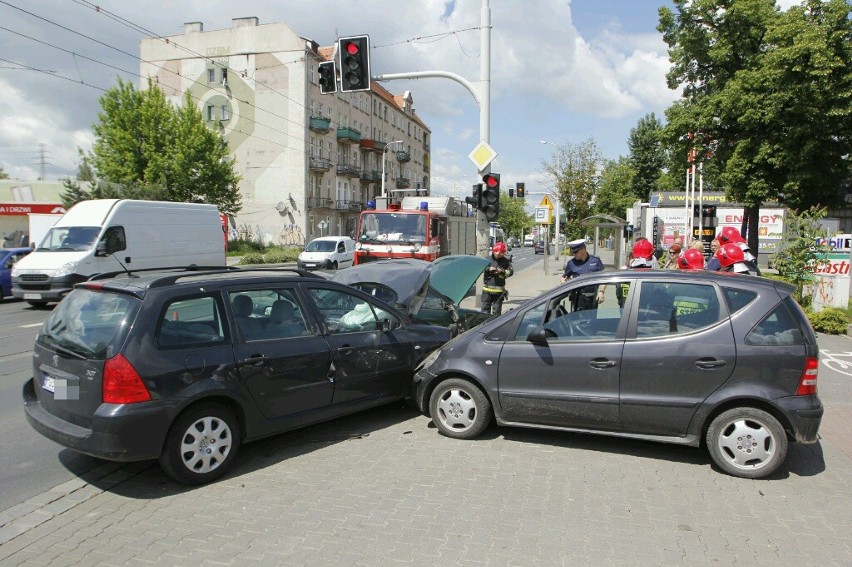 Wypadek na Krakowskiej. Zderzenie trzech aut. Ulica zablokowana (ZDJĘCIA)