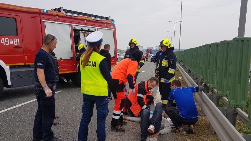 Policjanci interweniowali i nieśli pomoc na autostradzie A1