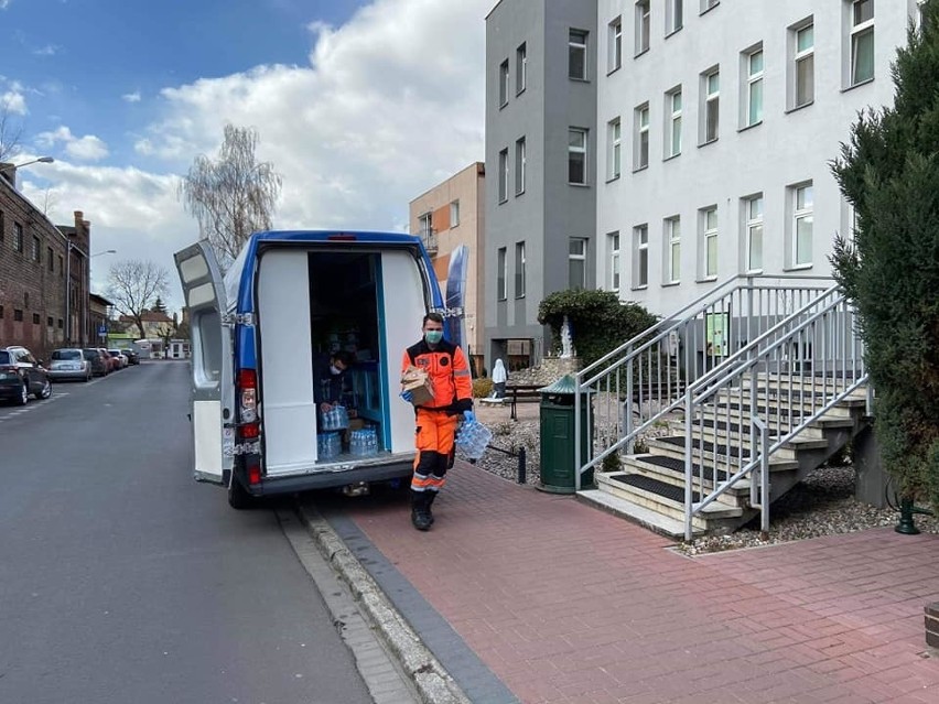 Lech Poznań udostępnił samochód kibicom walczącym z koronawirusem. Potrzeby szpitali wciąż są ogromne