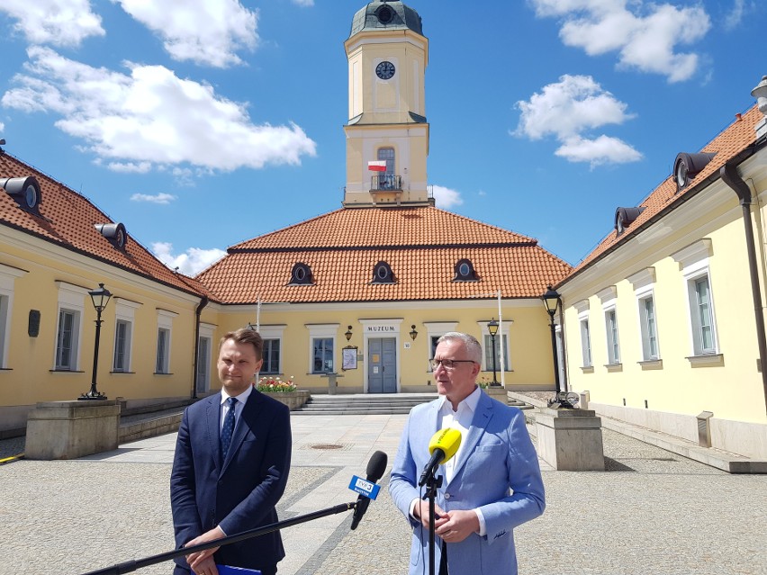 Podlascy posłowie PO Krzysztof Truskolaski i Robert...